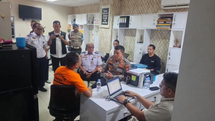 PENUMPANG LION AIR DIAMANKAN- Seorang pria penumpang pesawat Lion Air JT 308 dengan rute Jakarta - Kualanamu inisial H (41) diperiksa penyidik gabungan dari PPNS Kementerian Perhubungan dan Polresta Bandara Soetta atas kasus dugaan ancaman membawa bom di dalam pesawat pada Sabtu (2/8/2025). Terungkap dibalik penumpang Lion Air teriak ada bom di pesawat penerbangan dari Bandara Soekarno Hatta Jakarta menuju Kualanamu, pernah dirawat di RSJ