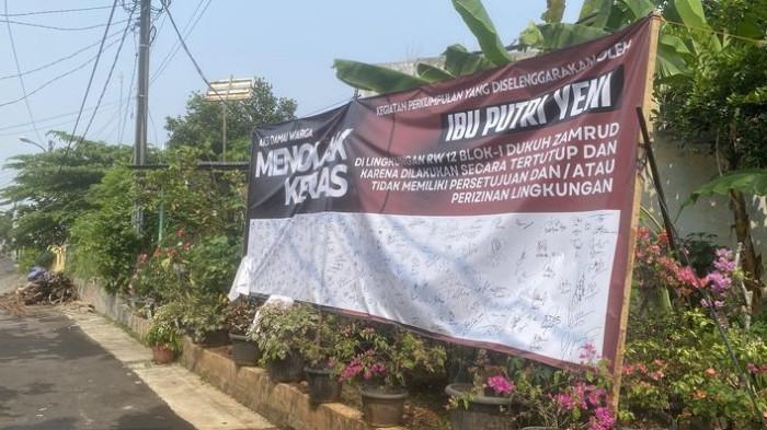 SPANDUK PENOLAKAN - Warga perumahan Dukuh Zamrud, Kelurahan Cimuning, Kecamatan Mustikajaya, Kota Bekasi, resah dengan aktivitas keagamaan tak berizin di sebuah rumah warga. Warga memasang spanduk penolakan.