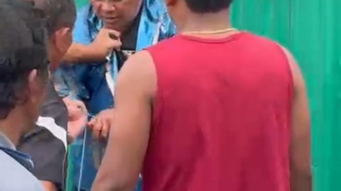 POLISI JAMBRET - Tangkapan layar video seorang polisi diamankan warga karena diduga menjambret perhiasan pedagang di Desa Pancasari, Kecamatan Sukasada, Kabupaten Buleleng, Provinsi Bali, Selasa (30/9/2025).