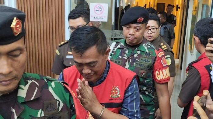 ANAK CURI SEPATU - Kejari Kota Cirebon Jawa Barat menetapkan Mantan Wali Kota Cirebon Berinsial NA sebagai tersangka kasus korupsi gedung sekretariat Kota Cirebon, di kantor Kejari Kota Cirebon pada Senin (8/9/2025) siang. Baru-baru ini anaknya ditangkap karena curi sepatu di masjid.