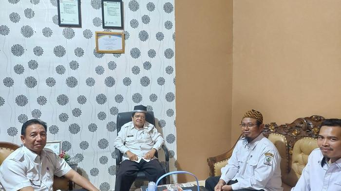 PANGGIL MELDA SAFITRI - Plh Sekretaris BKPSDM Aceh Singkil, Edi Salman (kiri). Ia menyatakan pihaknya belum menjatuhkan sanksi terhadap anggota Satpol PP setempat yang viral usai lulus PPPK dan mencerai istrinya, Melda Safitri.