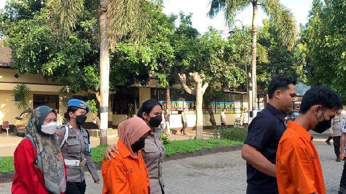 MOTIF PEMBUNUHAN - Lima orang tersangka dalam kasus kematian Brigadir Esco Fasca Rely dihadirkan dalam jumpa pers di Polres Lombok Barat, Kamis (16/10/2025). Motif pembunuhan karena KDRT pemicunya ekonomi.