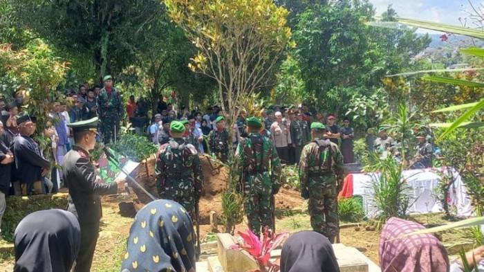 PEMAKAMAN TNI - Pemakaman Serda Rahman Setiawan, anggota TNI Koramil Kejajar yang tewas dibacok salah satu pengunjung kafe di Kecamatan Sapuran, Kabupaten Wonosobo, Minggu (14/9/2025). Serda Rahman dimakamkan menggunakan upacara militer di TPU Kertek.