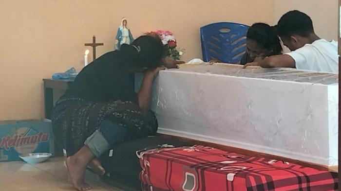 SUASANA RUMAH DUKA - Suasana di rumah duka korban meninggal dunia di belakang kampus I Uniflor Ende di Jalan Sam Ratulangi, Kelurahan Paupire, Kecamatan Ende Tengah, Kabupaten Ende, Jumat (31/10/2025). Korban dianiaya oknum Polisi bernama Bripda Oscar dan korban merupakan penyandang disabilitas.