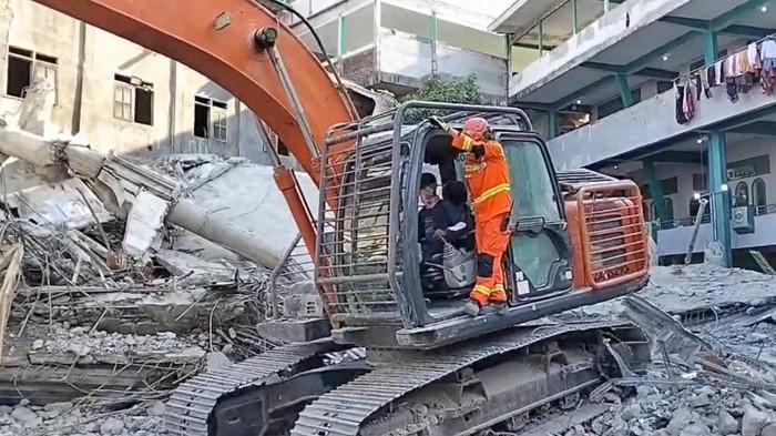 PENCARIAN KORBAN - Petugas menemukan lagi dua korban meninggal runtuhnya bangunan di Ponpes Al Khoziny Sidoarjo, Jawa timur, Senin (6/10/2025) sore. Total sudah ada 61 orang korban meninggal dunia dalam peristiwa tersebut.