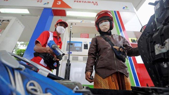 SESUAI SPESIFIKASI - Konsumen SPBU Pertamina saat membeli BBM jenis Pertamax.