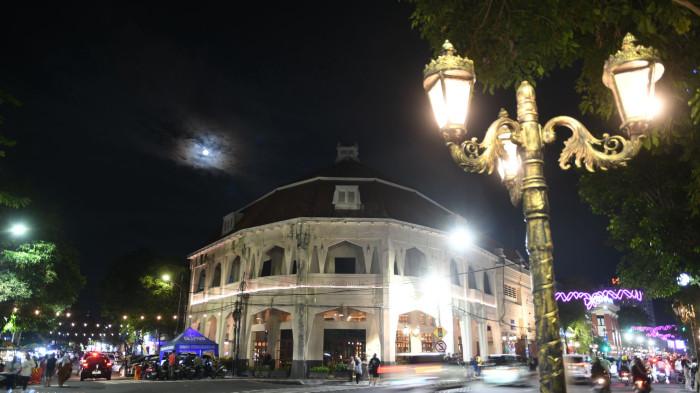JALAN FAVORIT - Jalan Tunjungan Surabaya merupakan jalan utama pusat kota dan menjadi satu diantara sentral berkumpulnya warga baik dalam dan luar kota. SURYA/HABIBUR ROHMAN)