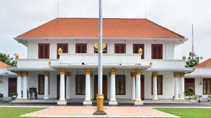 GRAHADI - Penampakan tampak depan Gedung Negara Grahadi di Jalan Gubernur Suryo, Surabaya