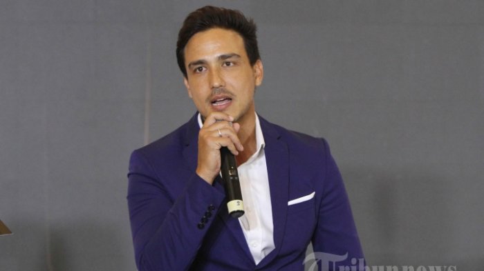 Artis peran Hamish Daud ditemui disela-sela menghadiri acara produk kopi di Jakarta, Kamis (3/5/2018). Suami dari penyanyi Raisa Andriana itu sangat menyukai kopi, khususnya kopi hitam dari berbagai daerah di Indonesia.