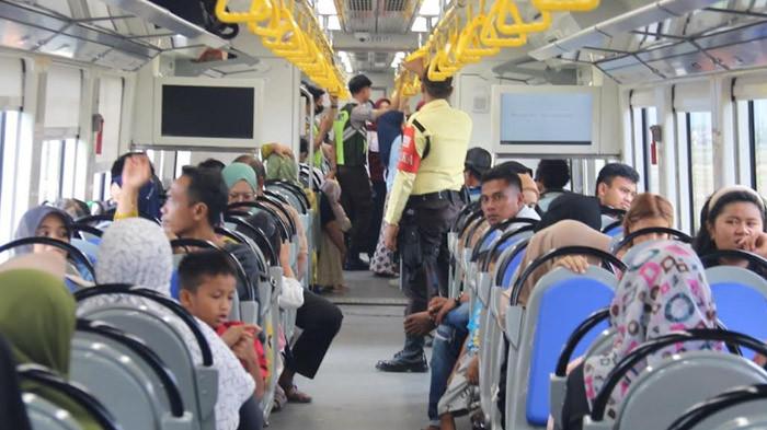 PENUMPANG DALAM KERETA - Suasana di dalam KA Makassar–Parepare yang dipenuhi penumpang dari berbagai kalangan. Tingkat okupansi tinggi mencerminkan tingginya kepercayaan masyarakat terhadap moda transportasi berbasis rel ini.