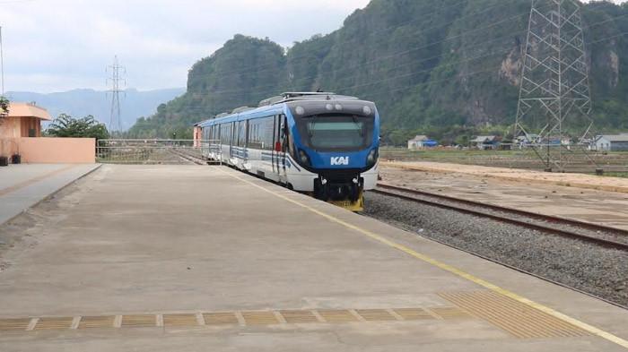 TIBA DI STASIUN - Kereta Api Perintis Makassar–Parepare tiba di salah satu stasiun di Sulawesi Selatan dengan latar pegunungan yang asri. KAI Daop 8 Surabaya mencatat ketepatan waktu keberangkatan mencapai 97 persen selama Semester I 2025.