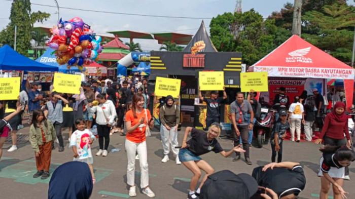 AKSI DI CFD - Ribuan warga yang memadati area CFD, di kawasan Jalan Besar Ijen Boulevard, Kota Malang, disuguhkan beragam aktivitas menarik dalam ajang CFD Take Over Extra Joss Ultimate, Minggu (26/10/2025)