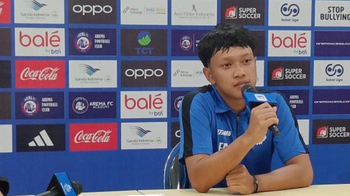 LAGA DEBUT - Fikri Arjidan, pemain Arema FC, dalam sesi jumpa pers setelah pertandingan menghadapi Dewa United di Stadion Kanjuruhan, Sabtu (13/9/2025). Ia menjalani debut perdananya di Arema FC dan kompetisi Super League 2025/2026.