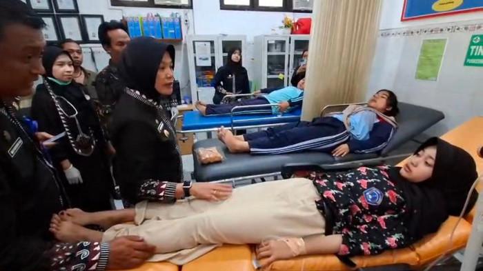 KERACUNAN MBG - Para siswi SMAN 1 Kedungadem Bojonegoro saat mendapatkan perawatan di Puskesmas Kedungadem, kamis (2/10/2025). Wakil Bupati bersama kepala Dinas Kesehatan langsung meninjau lokasi dan memastikan pelayanan kesehatan bagi siswa.