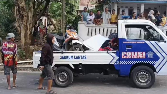 KECELAKAAN BUS PARIWISATA : Mobil Satlantas Polres Probolinggo saat mendatangi lokasi kejadian kecelakaan bus pariwisata di Desa Boto, Kecamatan Lumbang, Kabupaten Probolinggo, Jawa Timur, Minggu (14/9/2025). Puluhan penumpang bus mengalami luka-luka dan 6 orang tewas.