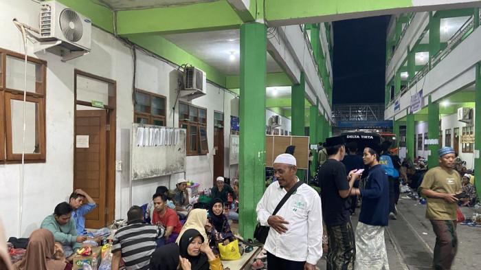 Suasana posko untuk keluarga korban reruntuhan Ponpes Al Khoziny Sidoarjo