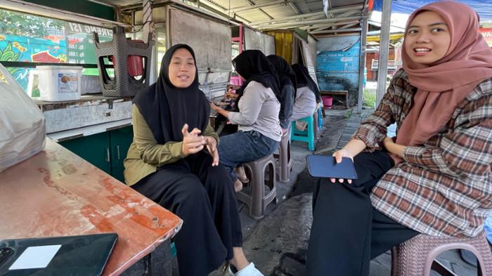 PELANGGAN SOTO QANAAH : Mahasiswa UIN Malang pelanggan soto qanaah sedang antre, Rabu (6/8/2025). Soto qanaah legendaris bagi kalangan mahasiswa Malang karena harganya murah dan ada sejak 1986.