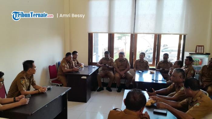 JABATAN: Sekkab Halmahera Timur Ricky Chairul Richfat beri pengarahan kepada sejumlah Pimpinan OPD, Selasa (30/9/2025).