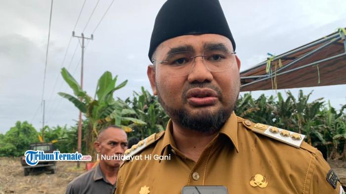 STATEMENT: Bupati Halmahera Selatan Bassam Kasuba ketika memberi respons terhadap 2 KK bertahan di tenda Kemensos, Senin (15/9/2025).