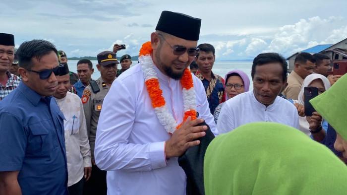 Bupati Halmahera Selatan Bassam Kasuba ketika menyapa warga Desa Guruapin, Kecamatan Kayoa dalam agenda Kunker, Jumat (19/9/2025).