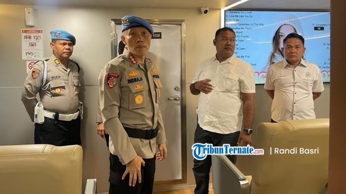 INSPEKSI: Kabid Propam Polda Maluku Utara dan Wadir Intel Polda Malut ikut mengecek kapasitas penumpang KM Cantika Ekspress 08 di Pelabuhan Ahmad Yani Ternate, Senin (8/9/2025).