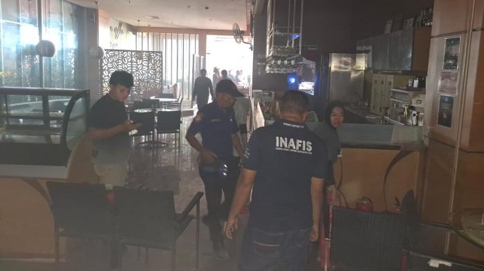 INSIDEN: Excelso di lantai satu Jatiland Mall Ternate yang beralamat di Kelurahan Gamalama, Kecamatan Ternate Tengah, Kota Ternate terbakar, Rabu (23/10/2025).Tampak Tim Inafis dari Polres Ternate turun ke lokasi untuk lakukan olah tempat kejadian perkara (TKP)