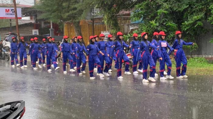 EVENT: Tampak peserta lomba gerak jalan di Halmahera Selatan, Maluku Utara, diguyur hujan, Minggu (10/8/2025)