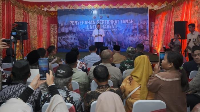 Giat penyerahan sertipikat tanah untuk rakyat di Kerapatan Adat Nagari (KAN) Kuranji, Kota Padang