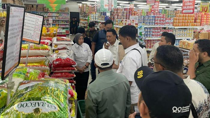 SIDAK: Sejumlah distributor agen penjualan beras di Kota Ternate dalam pantauan langsung Tim Satgas Pengendalian Harga Beras dari Bareskrim Polri dan Bapanas, Kamis (23/10/2025).