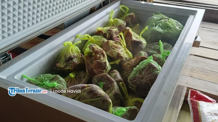 HARGA: Stok daging sapi di warung milik pedagang atasnama La Moa di Pasar Tradisional Bobong, Pulau Taliabu, Jumat (31/10/2025). Harga daging sapi dan ayam terpantau stabil sejak sepekan terakhir