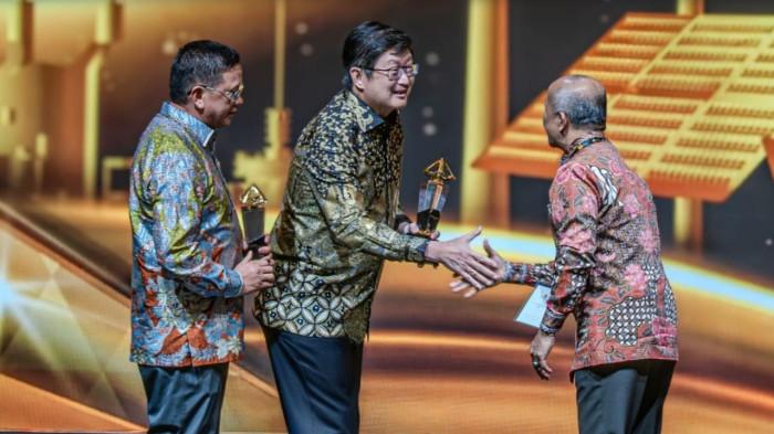 PRESTASI: Direktur Utama Harita Nickel Roy Arman Arfandy bersama Komisaris Utama Harita Nickel Donald J Hermanus menerima Penghargaan Subroto 2025 dari Kementerian Energi dan Sumber Daya Mineral, diwakili oleh Kepala Badan Geologi, Dr.Ir.Muhammad Wafid A.N.,M.Sc pada Jumat 24 Oktober 2025 malam di Jakarta