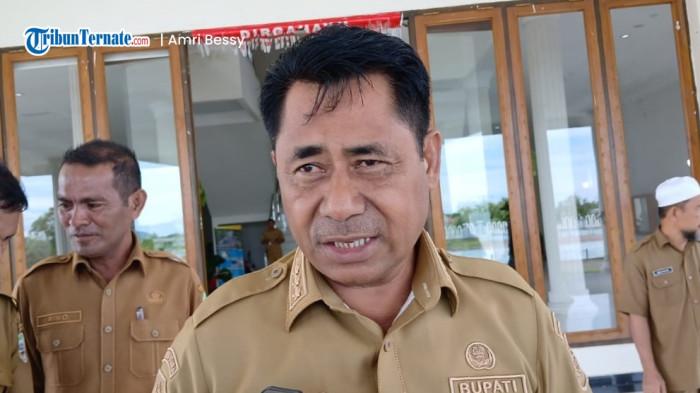 STATEMENT: Bupati Halmahera Timur Ubaid Yakub ketika bersedia diwawancarai sejumlah awak media disela-sela kerja, Senin (27/10/2025)