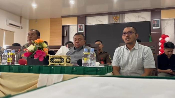 KLARIFIKASI: Konferensi pers permohonan maaf Kasi Intel Kejari Pulau Taliabu Harry Arfhan kepada sejumlah wartawan dan Intel TNI-Polri, Rabu (3/9/2025).