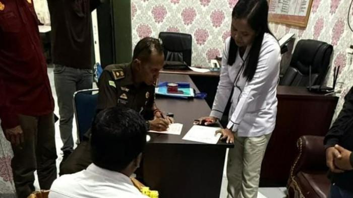 HUKUM: Penyidik Pegawai Negeri Sipil (PPNS) Balai Pengawas Obat dan Makanan (BPOM) Provinsi Maluku Utara saat menyerahkan barang bukti dan tersangka ke Jaksa Penuntut Umum (JPU) Kejaksaan Negeri (Kejari) Ternate, foto Aan, Kamis (23/10/2025).