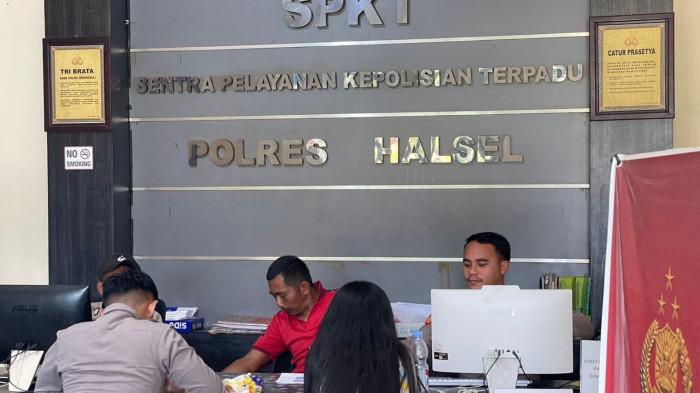 HUKUM: Korban penganiayaan mantan pacara (kanan) ketika membuat laporan di SPKT Polres Halmahera Selatan, Jumat (26/9/2025).