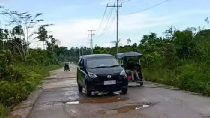 PROYEK: Kondisi jalan Bobong-Talo di Kecamatan Taliabu Barat, Pulau Taliabu tampak rusak (berlubang), Minggu (19/20/2025)