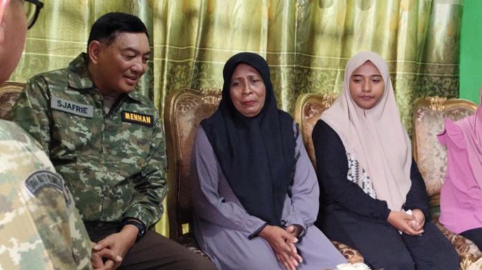 KEMANUSIAAN: Menhan RI Sjafrie Sjamsoeddin kunjungi rumah Pratu Anumerta Haris Umaternate di Desa Wai Ipa, Kecamatan Sanana, Kabupaten Kepulauan Sula, Provinsi Maluku Utara, Jumat (24/10/2025). Menhan mewakili Presiden RI Prabowo Subianto mengucapkan bela sungkawa yang sedalam-dalamnya