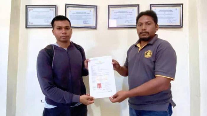 PROGRAM: Anggota Sat Intelkam Polres Pulau Taliabu menyerahkan SKCK kepada masyarakat, Jumat (17/10/2025)