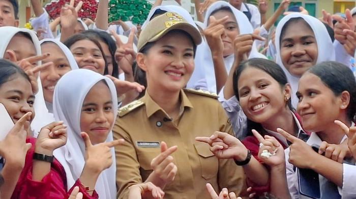 KESEHATAN: Gubernur Maluku Utara Sherly Laos foto bersama siswa SMA Negeri 5 Tidore Kepulauan di Sofifi usai melihat langsung pemeriksaan kesehatan gratis, Rabu (20/8/2025)