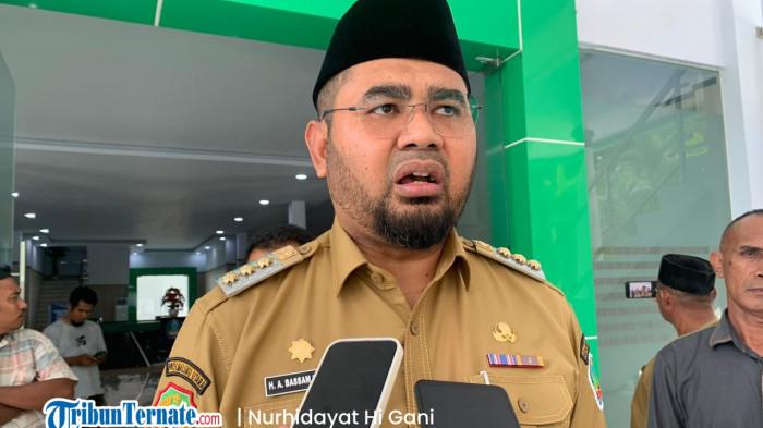 STATEMENT: Bupati Halmahera Selatan Bassam Kasuba ketika menjelaskan pengganti Kepala DP2KP, Senin (27/10/2025)