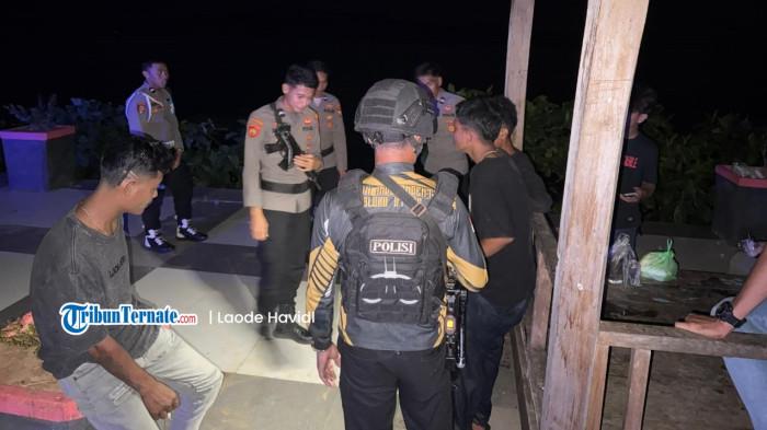 MIRAS: Personel Polres Pulau Taliabu bubarkan sejumlah remaja saat asik konsumsi miras jenis cap tikus di Gazebo Landmark Bobong, Selasa (28/10/2025) malam