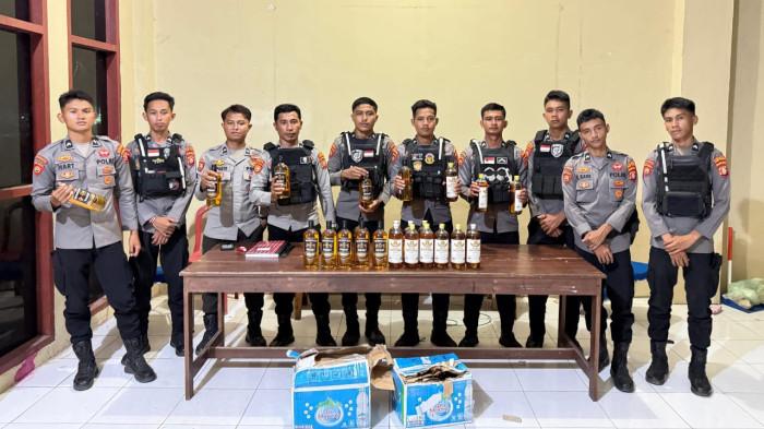MIRAS: Polisi di Pulau Taliabu kembali sita puluhan botol whisky dari atas KM Sabuk Nusantara 57, Kamis (23/10/2025)