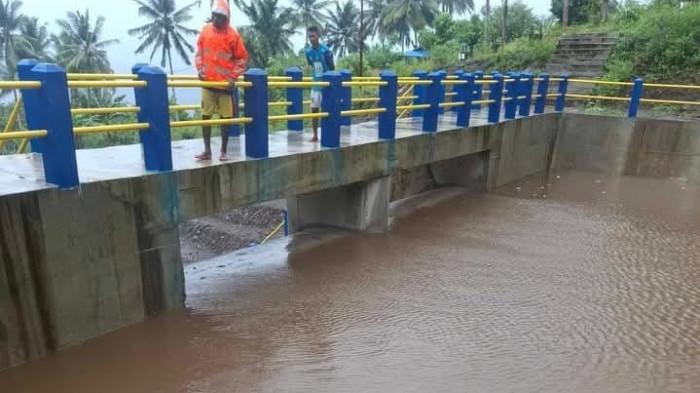 TUNTUTAN: Proyek pembangunan embun yang beralamat di Kelurahan Tafraka, Kecamatan Pulau Hiri, Kota Ternate. Proyek tersebut dikerjakan dengan sumber anggaran APBN tahun 2024 senilai 13,5 miliar itu kini diduga bermasalah, foto Lurah Doraisa, Senin (15/9/2025)