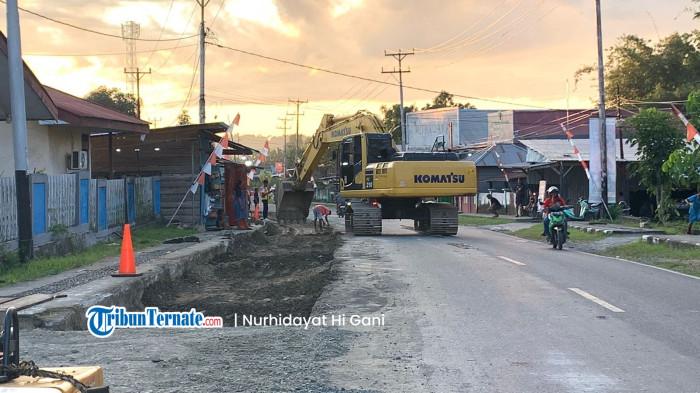 PROYEK: Tampak sebuah alat berat dioperasikan di ruas jalan Tugu PKK Desa Tomori, Kecamatan Bacan, Halmahera Selatan, Selasa (14/10/2025).