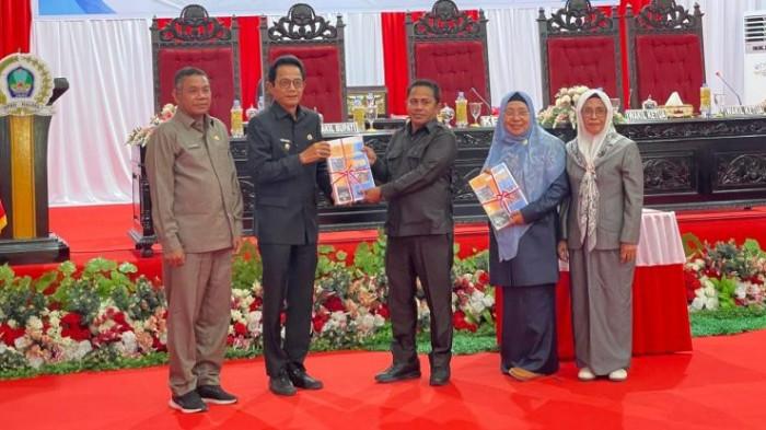 RANCANGAN: Wakil Bupati Halmahera Selatan Helmi Umar Muchsin (kameja hitam-kiri) ketika menyerahkan dokumen KUA-PPAS APBD 2026 kepada Wakil Ketua DPRD Musmim Hi. Rakib, Jumat (12/9/2025)