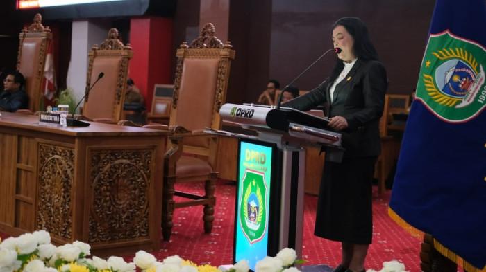 APRESIASI: Ketua Fraksi Bintang Demokrat DPRD Maluku Utara, Meri Popala saat membacakan pandangan fraksi atas Ranperda RPJMD Pemprov Maluku Utara 2025-2029, Senin (4/8/2025) di Sofifi.