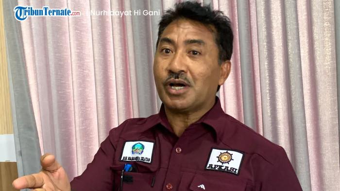 ANGGARAN: Kepala DPMDPTSP Halmahera Selatan Nasir J. Koda ketika menjelaskan realisasi retribusi PBG, Selasa (14/10/2025).