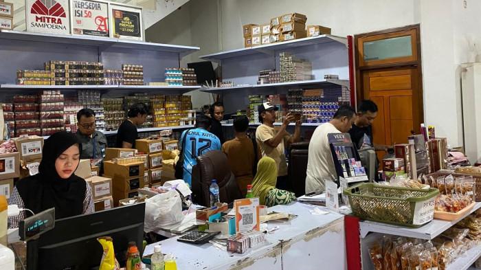 ATURAN: Tampak sejumlah petugas Bea Cukai Ternate melakukan penyitaan rokok ilegal di sebuah toko di Labuha, Kecamatan Bacan, Halmahera Selatan, Jumat (24/10/2025).