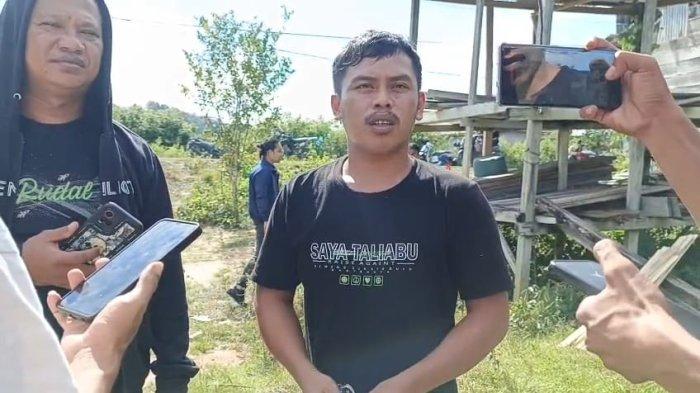 INSIDEN: Rifaldi (24) salah satu saksi dalam peristiwa kebakaran rumah milik ayahnya di Desa Kilong, Kecamatan Taliabu Barat, Pulau Taliabu, Maluku Utara