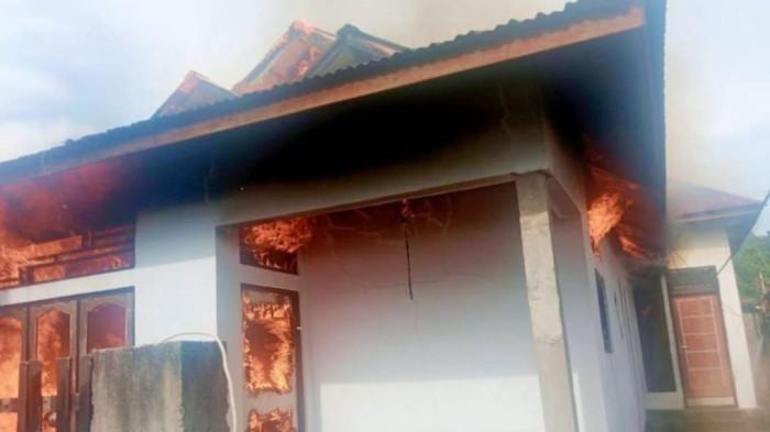 INSIDEN: Salah satu rumah di Desa Umaloya, Kecamatan Sanana, Kepulauan Sula terbakar, Jumat (31/10/2025)